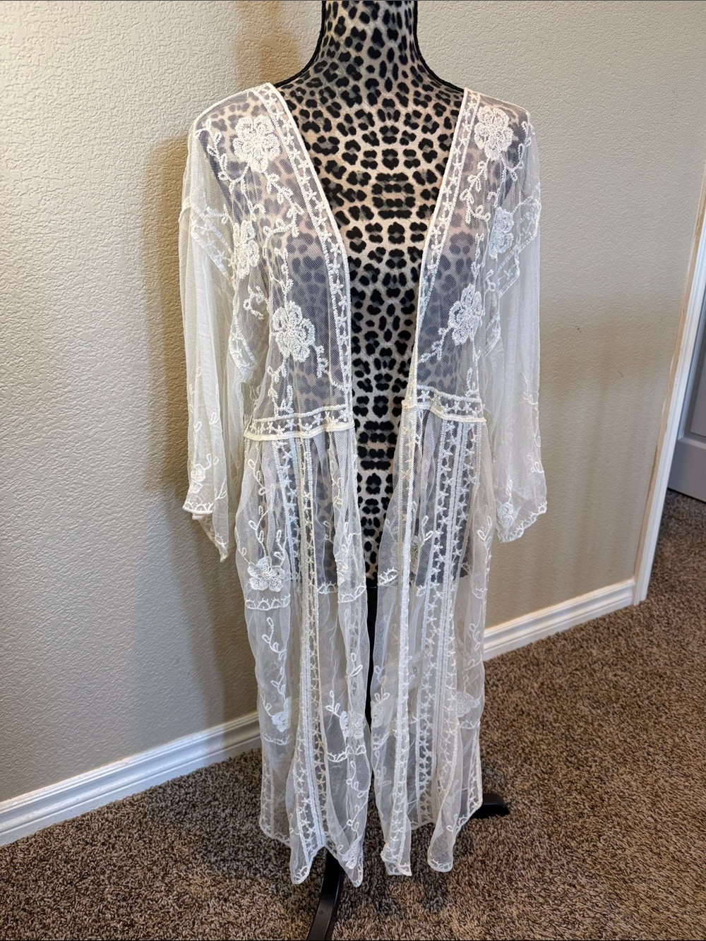 LC Lauren Conrad White Sheer Embroidered Floral Kimono Robe